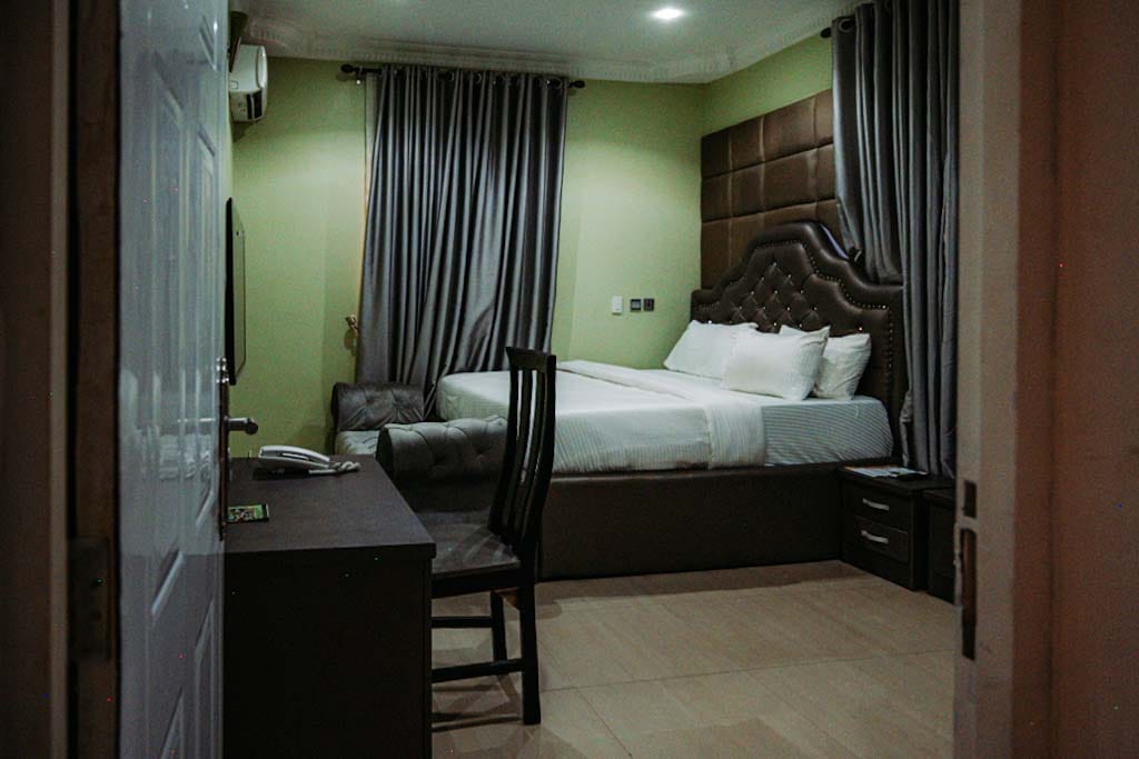 suite (room and parlor)